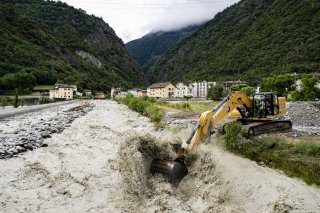 Une pelleteuse enlève des pierres dans le lit de la Navizence qui se jette dans le Rhône le samedi 22 juin 2024 à Chippis